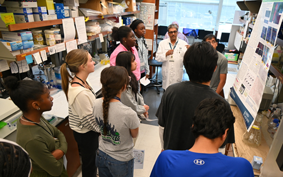 Students in Dr. Arbab's lab Students in Dr. Arbab's lab
