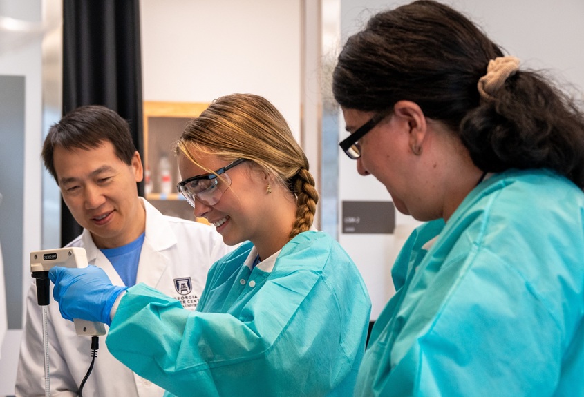 Bangxing and students in lab