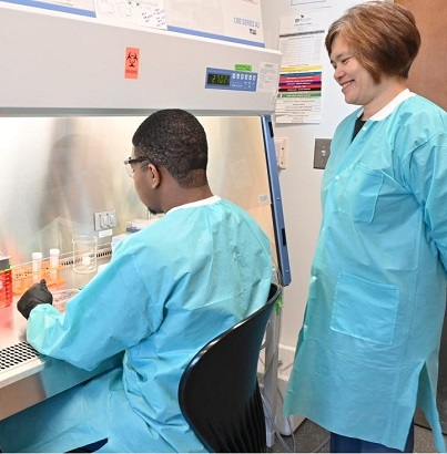 Dr. Vivian Liu & Kamani Barnes in lab