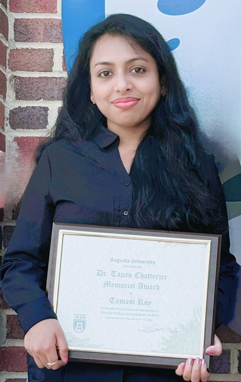 Photo of Tamasi Roy posing with Tapan Chatterjee Memorial Award