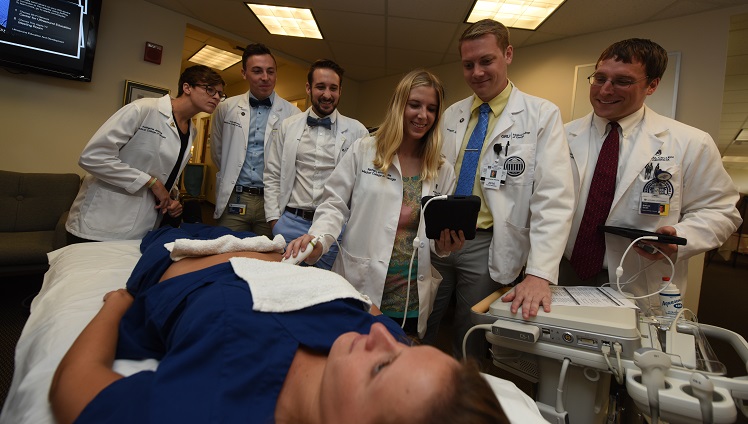 students with teaching practicing medical simulation